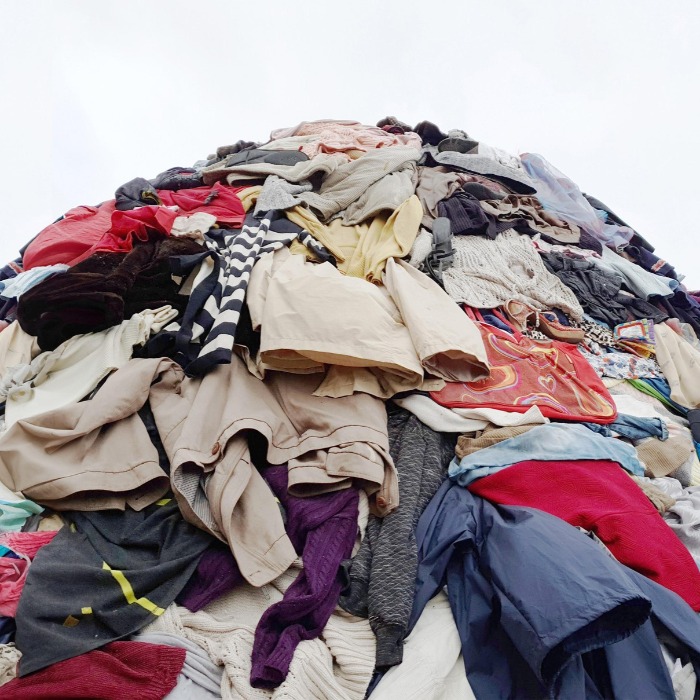 Új uniós szabályok: már nem égethetik el a boltláncok az el nem adott ruhákat